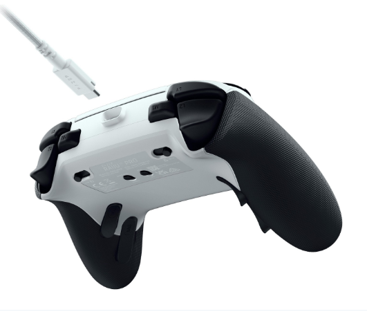 Biały kontroler do gier z czarnym uchwytem i kablem USB-C.