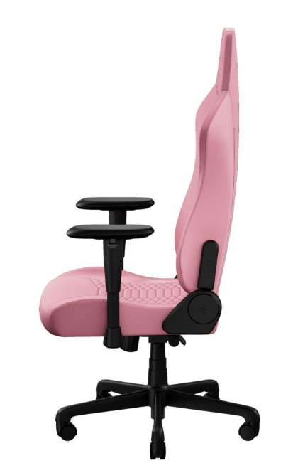 Różowe krzesło gamingowe z czarnymi podłokietnikami i kółkami, widziane z boku.