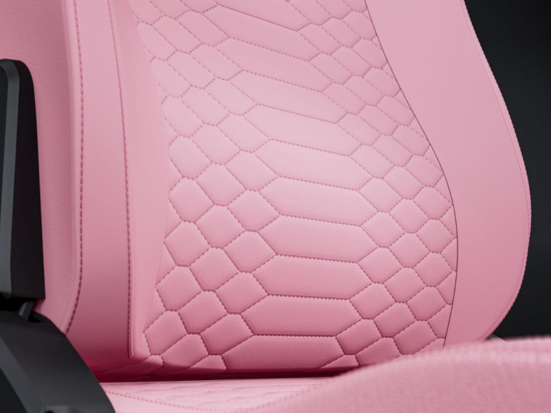 Różowa skóra ekologiczna z pikowaniem w kształcie sześciokątów i czarnym podłokietnikiem.