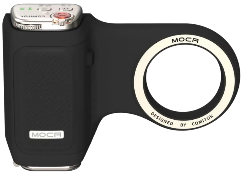Czarny sprzęt MOCA ze srebrnym przyciskiem na górze i pierścieniem z napisem 'DESIGNED BY COMITOK'.