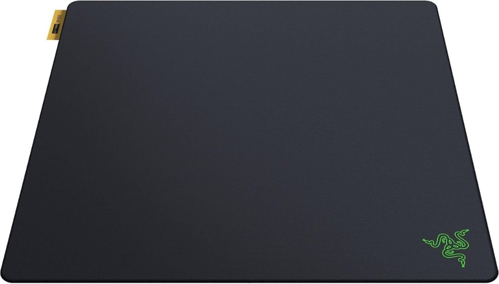 Czarna podkładka pod mysz z zielonym logo w prawym dolnym rogu i żółtą etykietą w lewym górnym rogu.