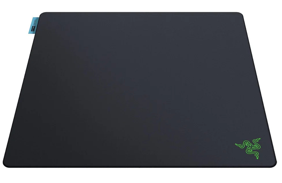 Czarna podkładka pod mysz z zielonym logo w prawym dolnym rogu i niebieską metką w lewym górnym rogu.