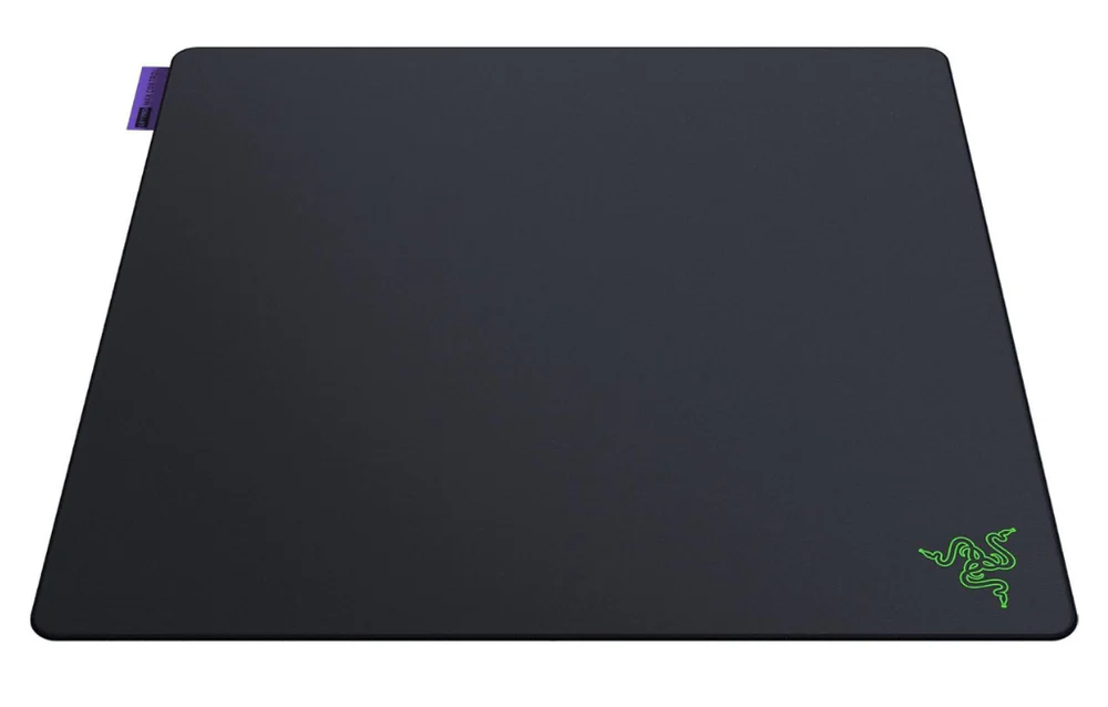 Czarna podkładka pod mysz z zielonym logo Razer i fioletową metką.