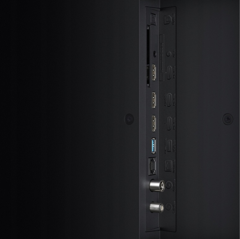 Tył telewizora z różnymi portami: HDMI, USB i wejściami antenowymi.