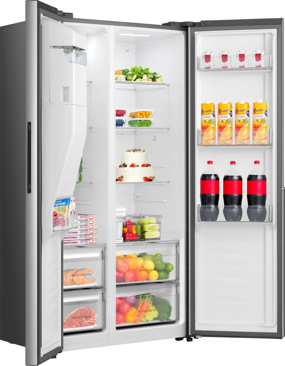 Otwarta, nowoczesna lodówka z żywnością, taką jak owoce, warzywa, ciasto i napoje.