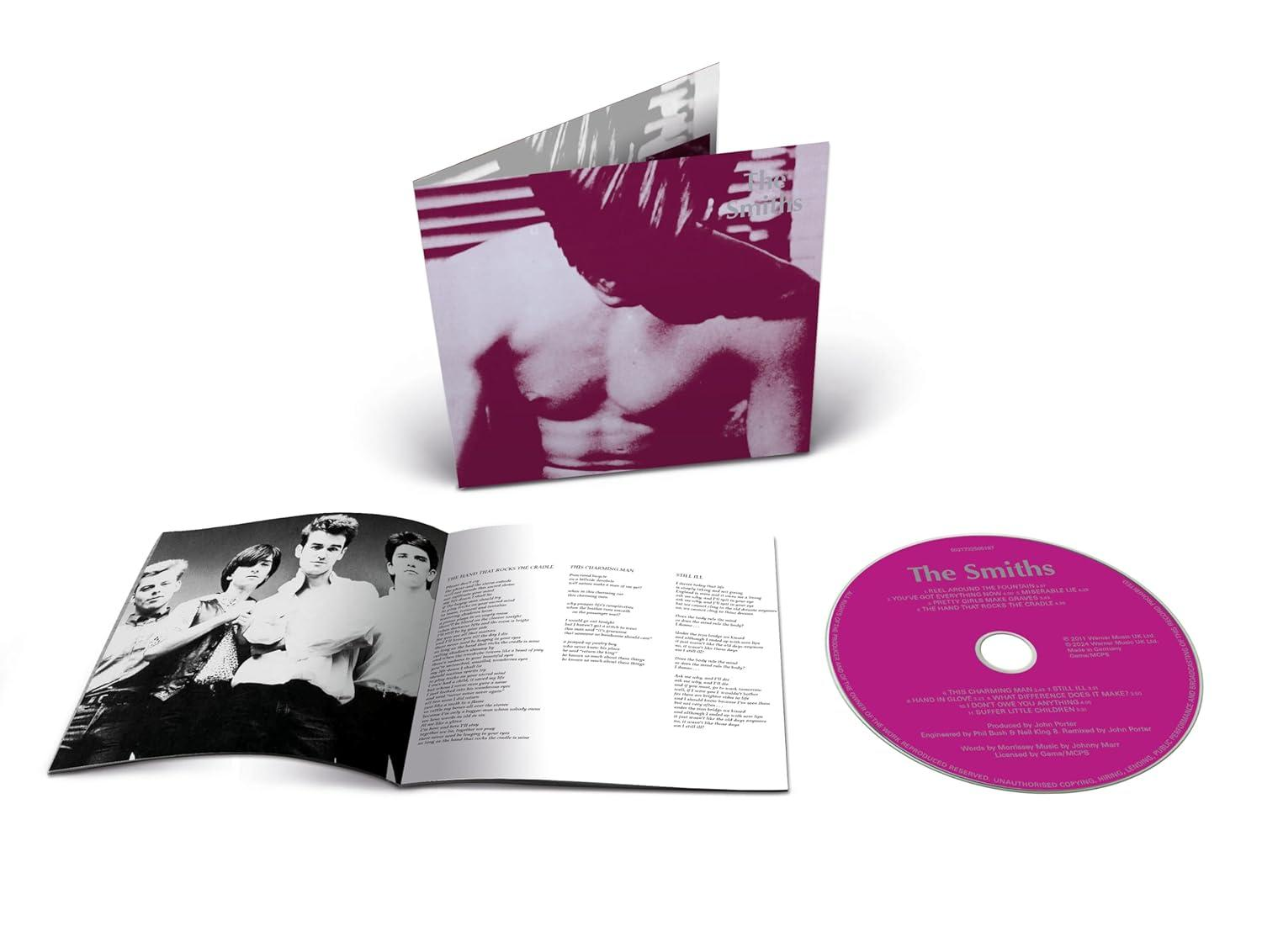 Eine CD und ein aufgeschlagenes Booklet mit Bandfotos und Songtexten