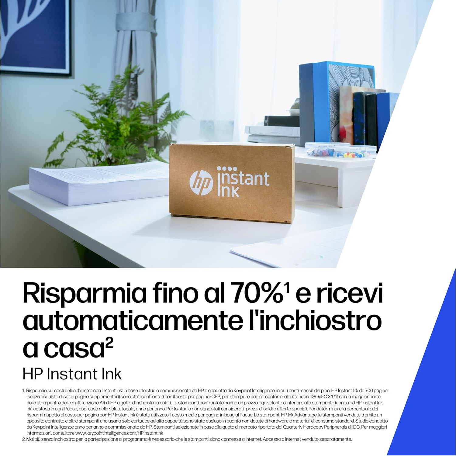 Una scatola HP Instant Ink e una pila di carta su una scrivania.