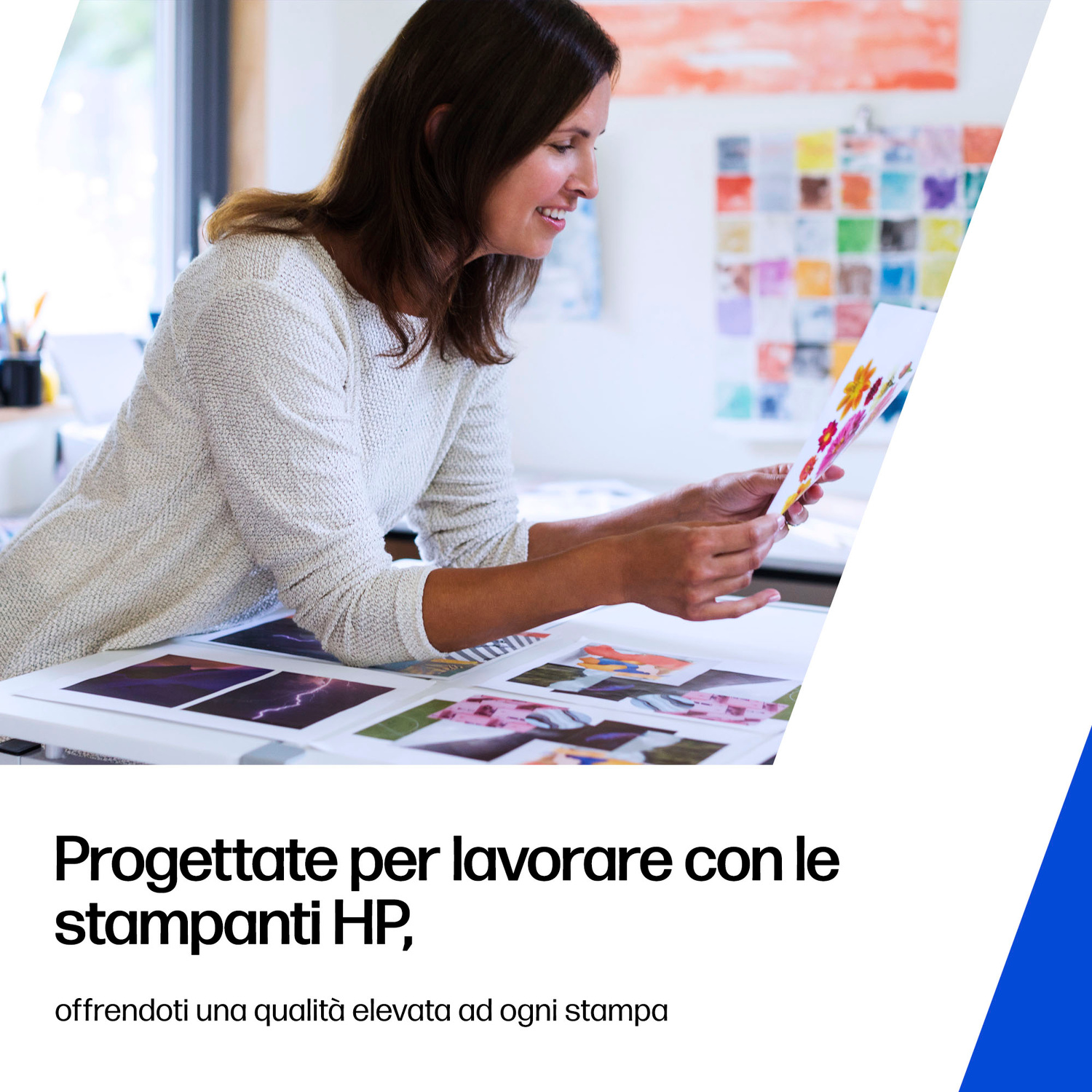 Donna controlla stampe, quadrati colorati e arte sullo sfondo.