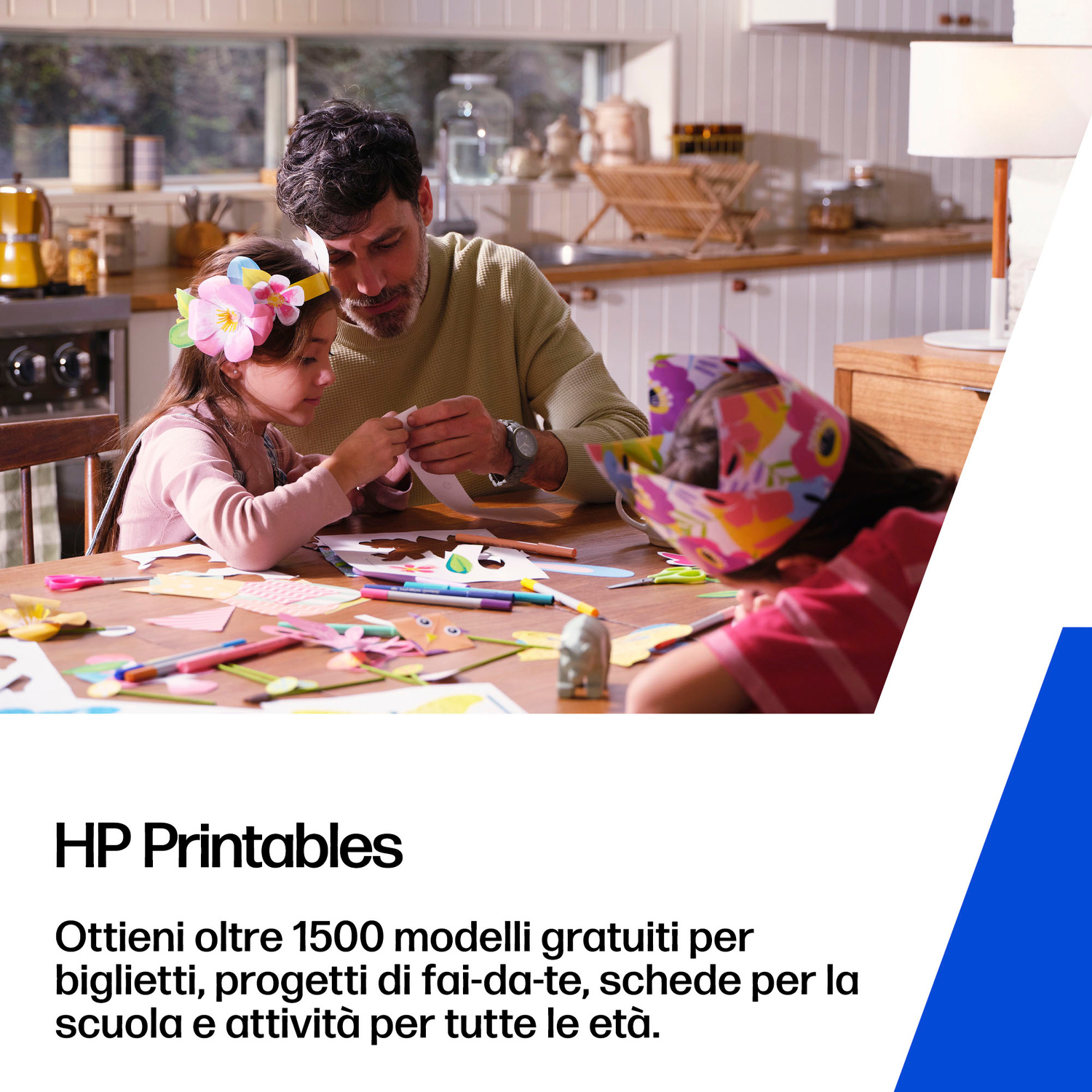 Padre fa lavoretti con due figlie su un tavolo con materiale creativo.