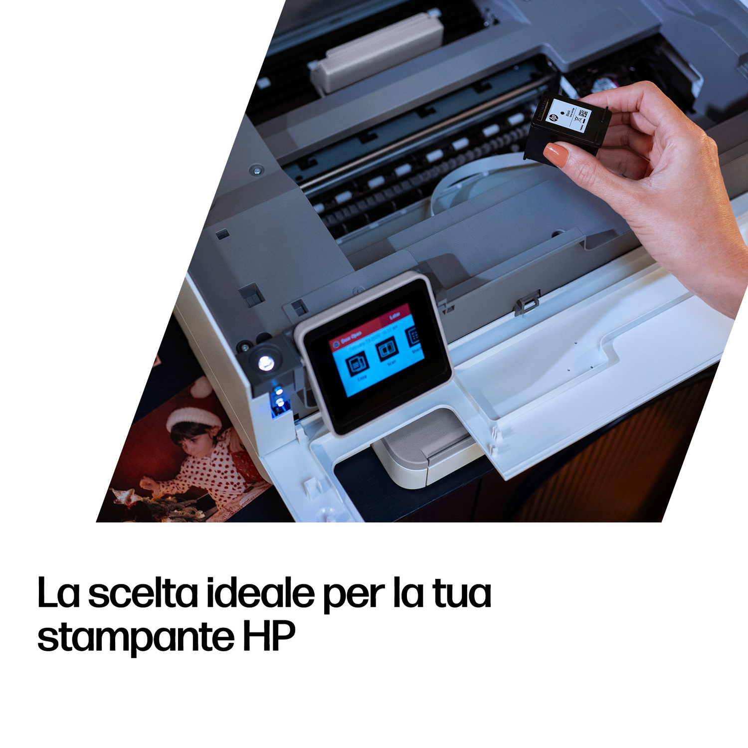 Mano inserisce cartuccia inchiostro nera in stampante, bimbo in foto sfondo.