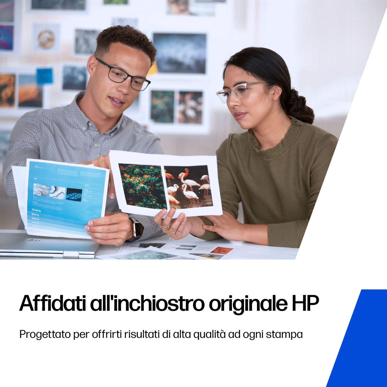 Uomo e donna guardano stampe con fenicotteri e grafici.