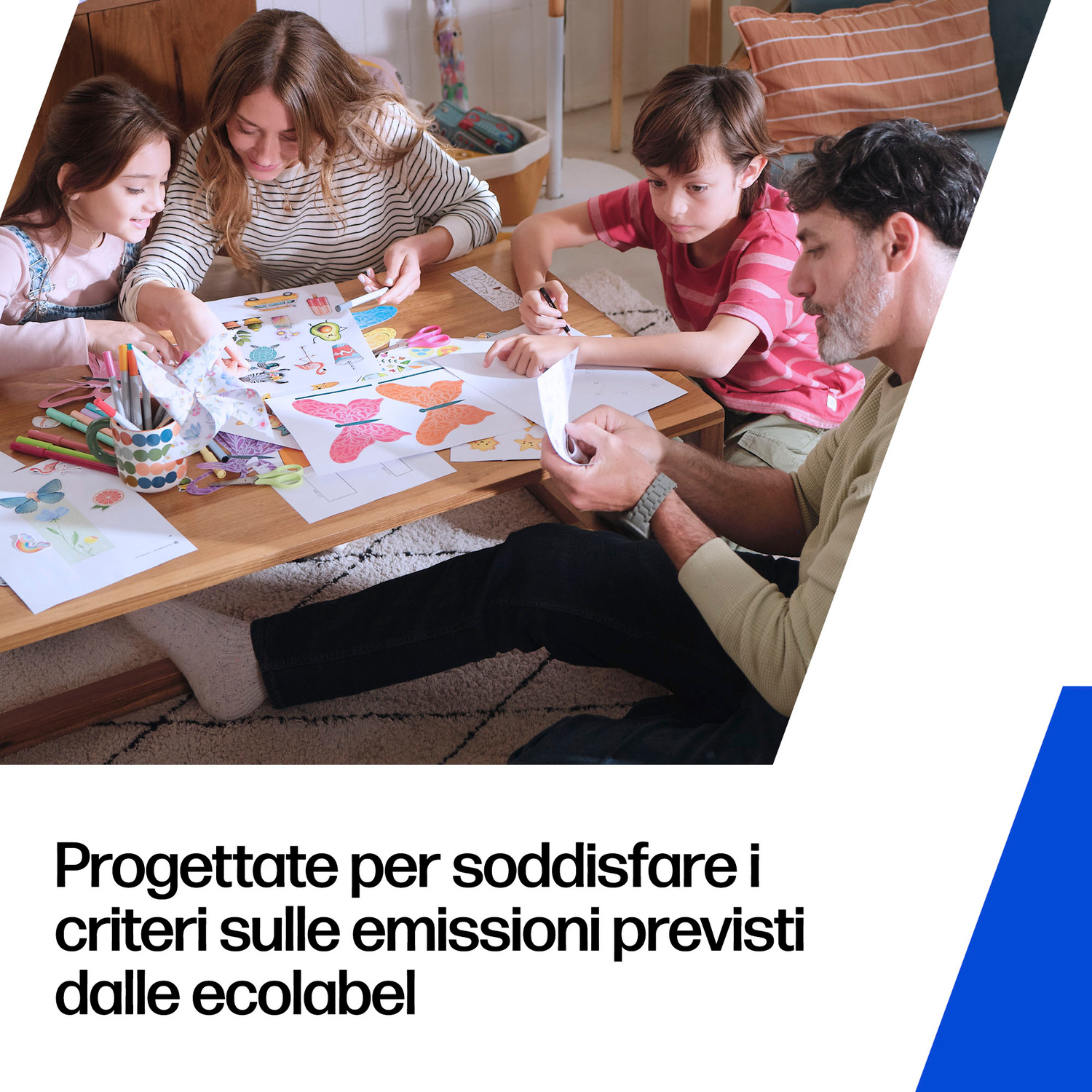 Famiglia crea farfalle di carta a un tavolo.