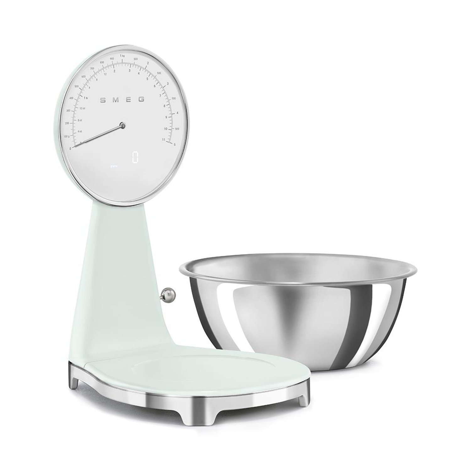 Una bilancia da cucina SMEG verde chiaro con una ciotola d'argento su una superficie bianca.