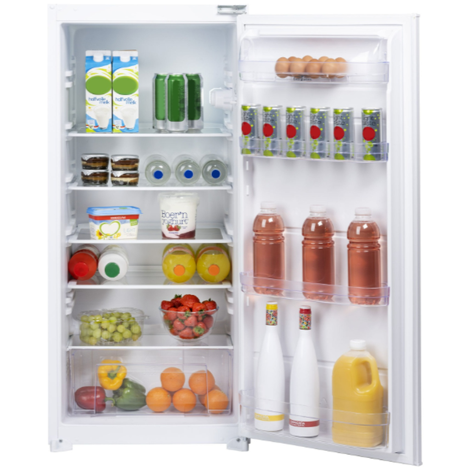 Réfrigérateur ouvert avec lait, canettes, yaourt, fruits, œufs et jus.
