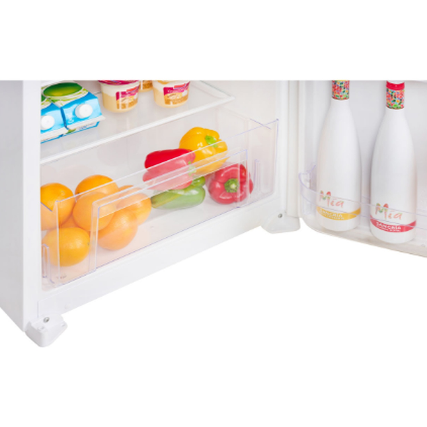 Réfrigérateur ouvert avec briques de jus, pots de yaourt, oranges, poivrons et deux bouteilles de sangria.