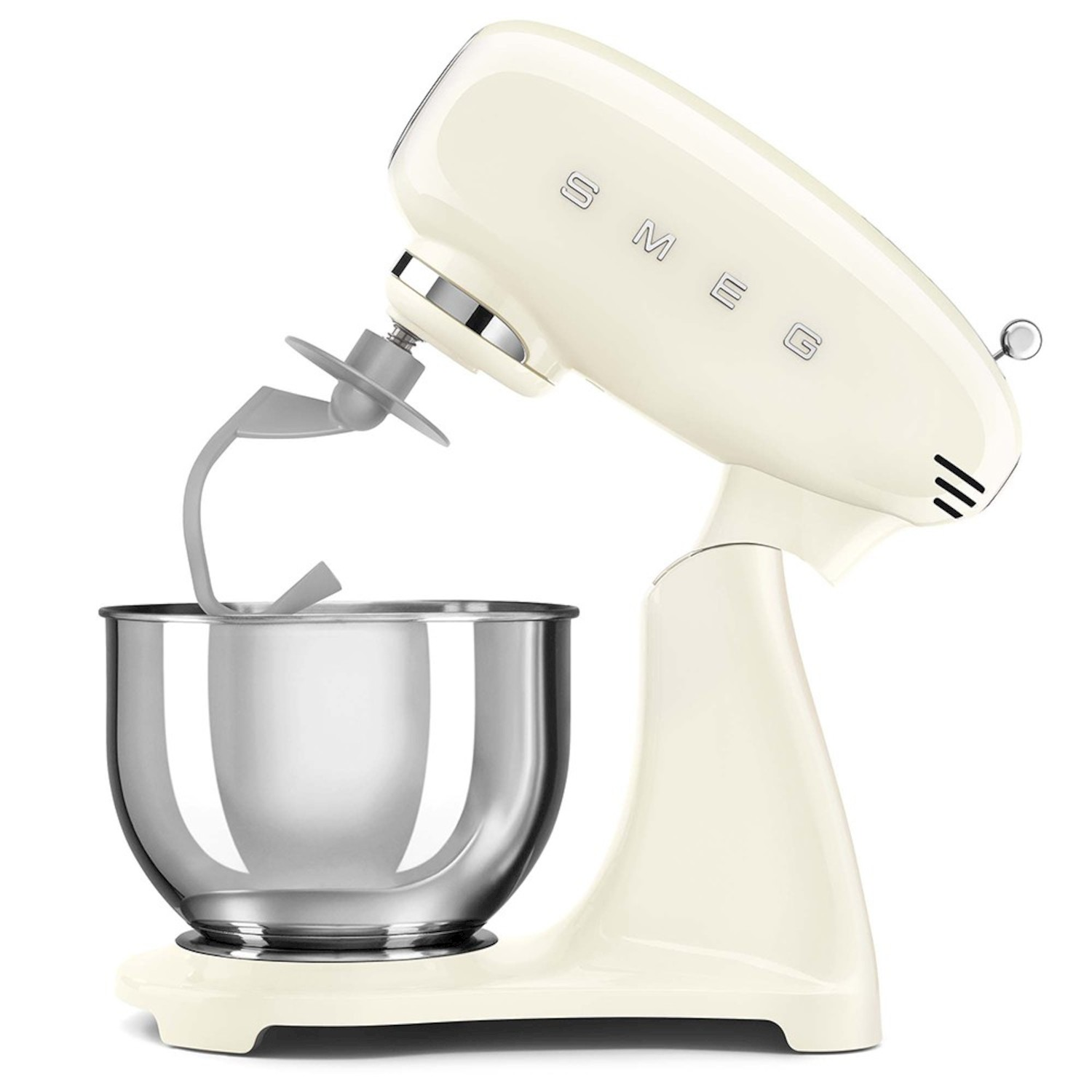 Impastatrice planetaria SMEG color crema con ciotola in acciaio inox e frusta grigia.
