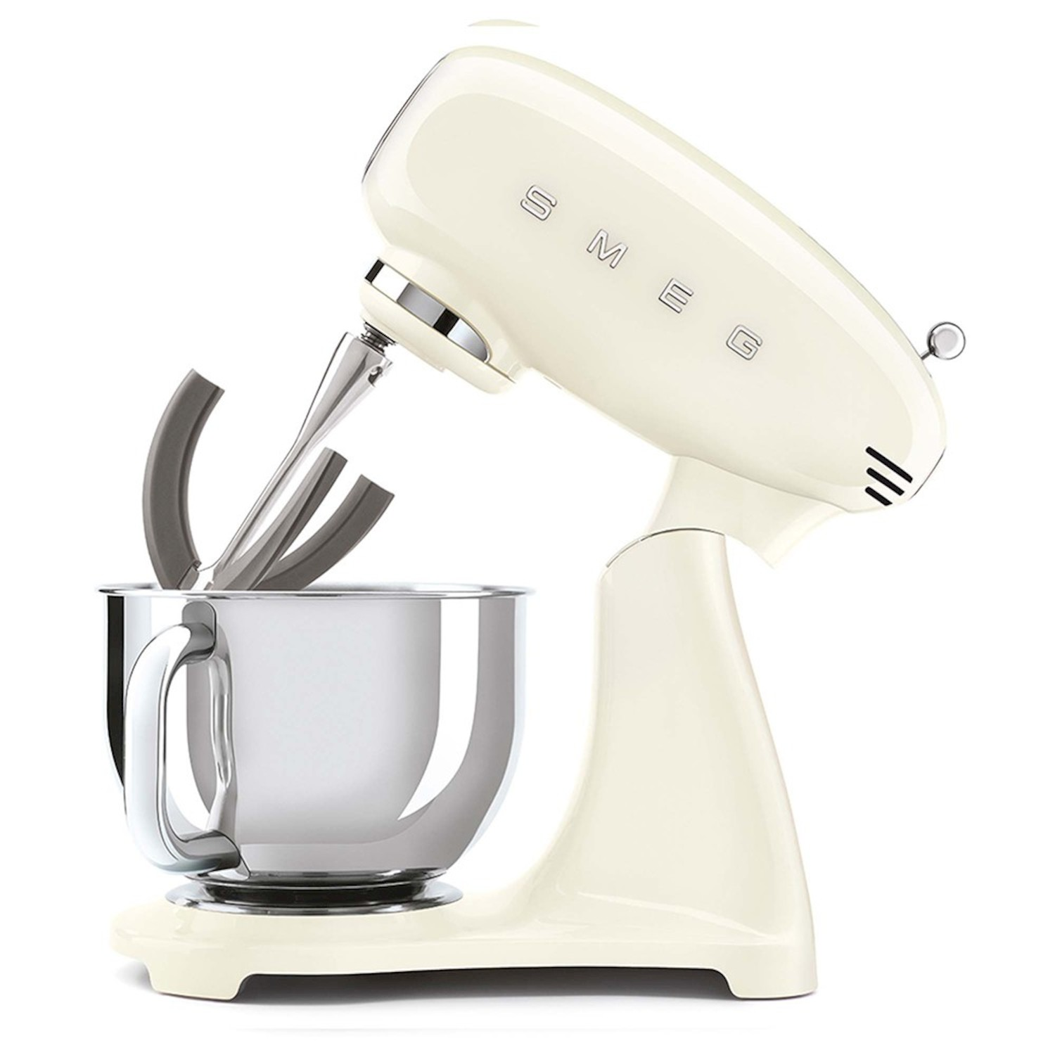 Una planetaria Smeg color crema con ciotola argento e fruste per impastare.