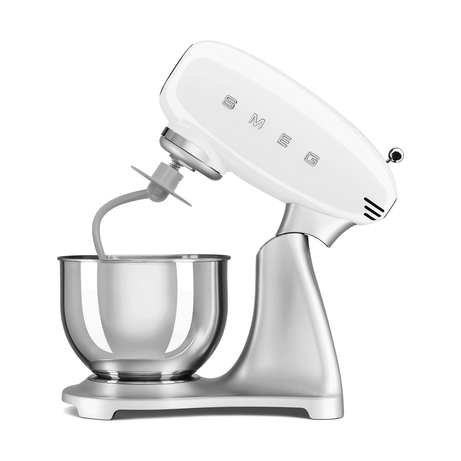 Un robot da cucina bianco con ciotola argentata e frusta, isolato su sfondo bianco.
