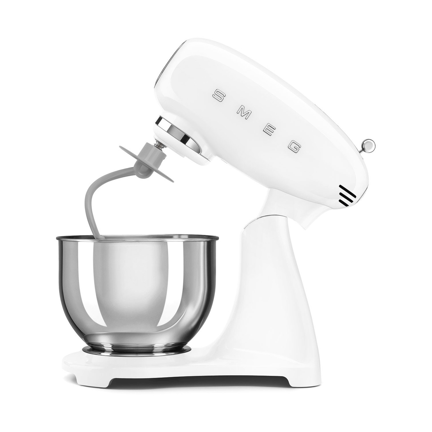 Un impastatrice Smeg bianca con ciotola argento e frusta grigia.