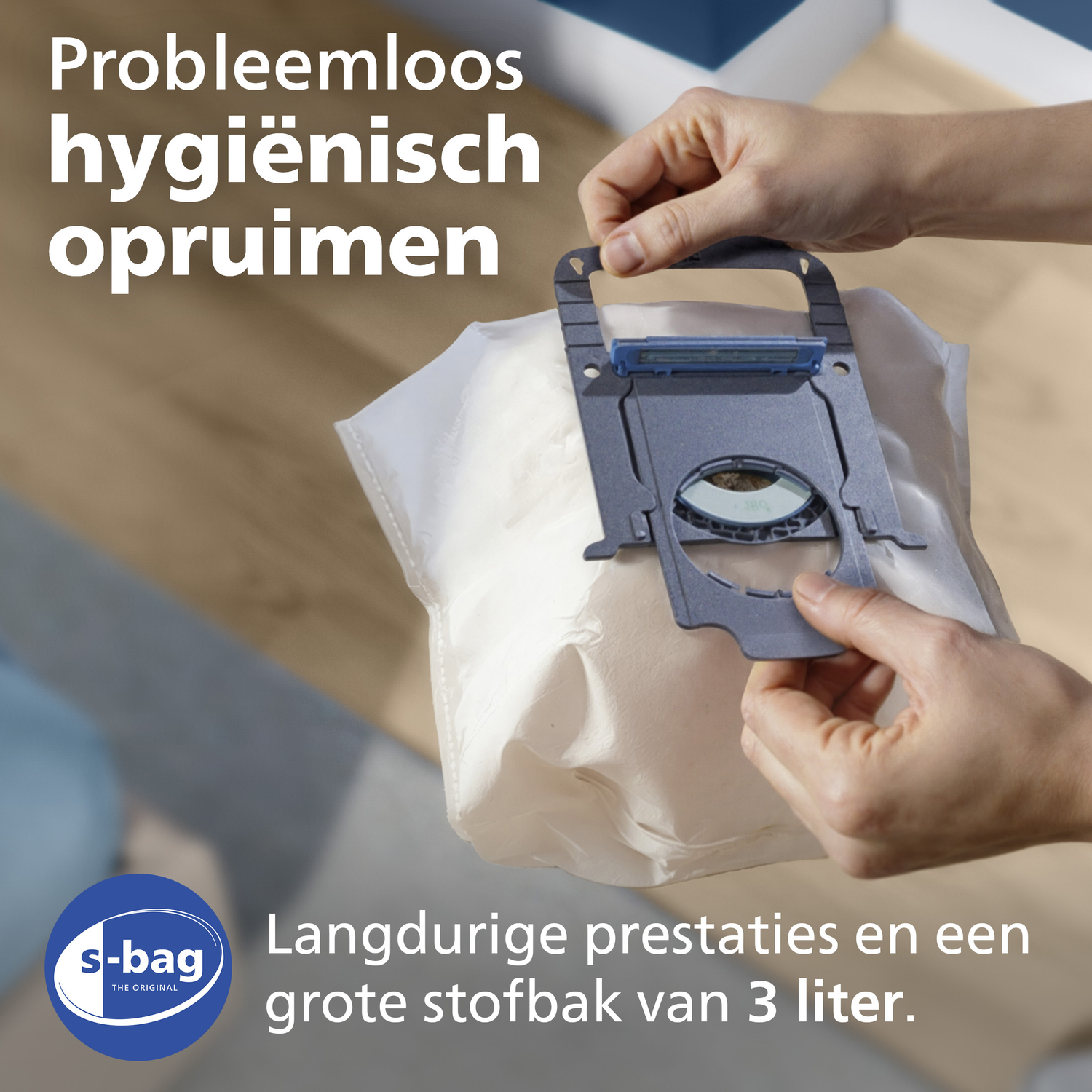 Persoon wisselt stofzuigerzak. S-Bag logo en Nederlandse tekst.
