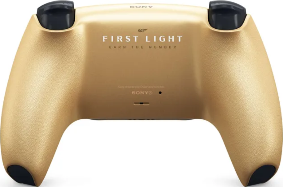 Retro dorato del controller con testo "007 FIRST LIGHT".