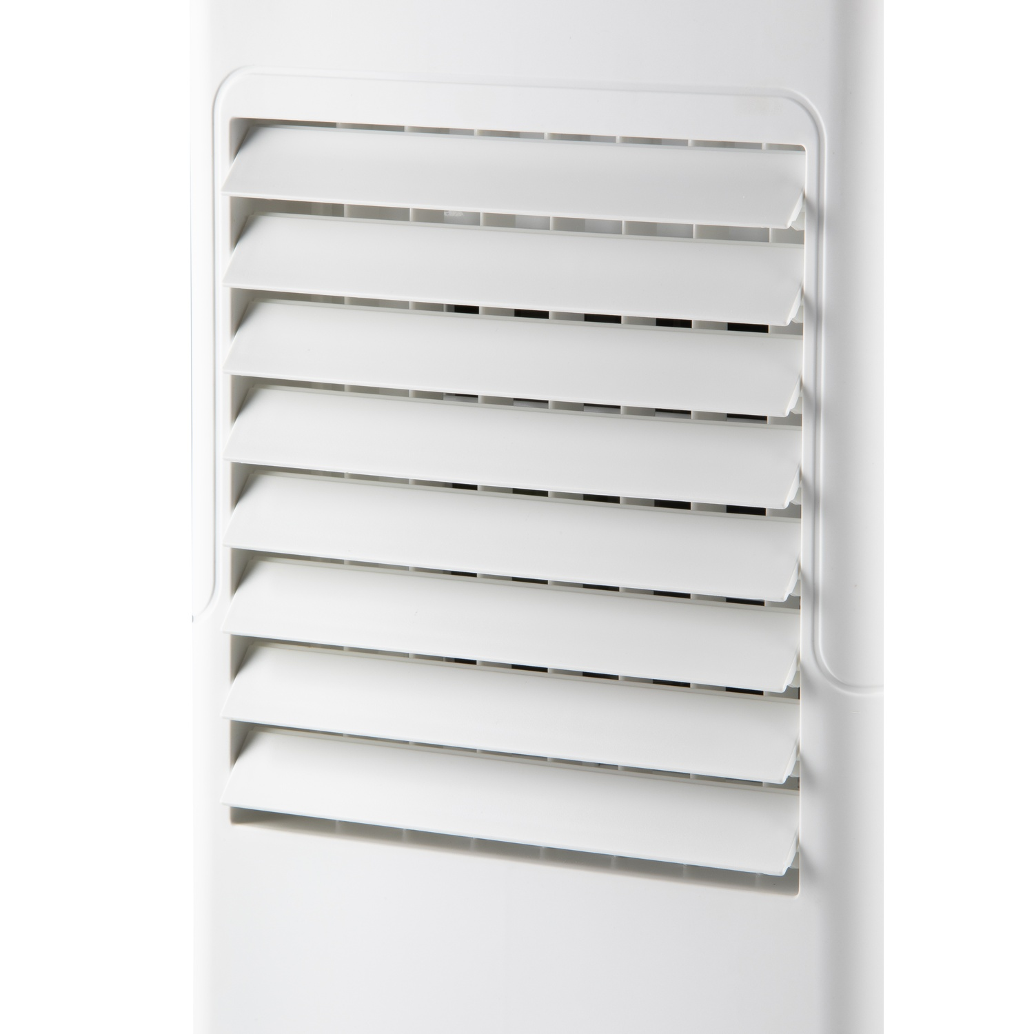 Close-up van een witte airconditionerventilatie met horizontale lamellen.