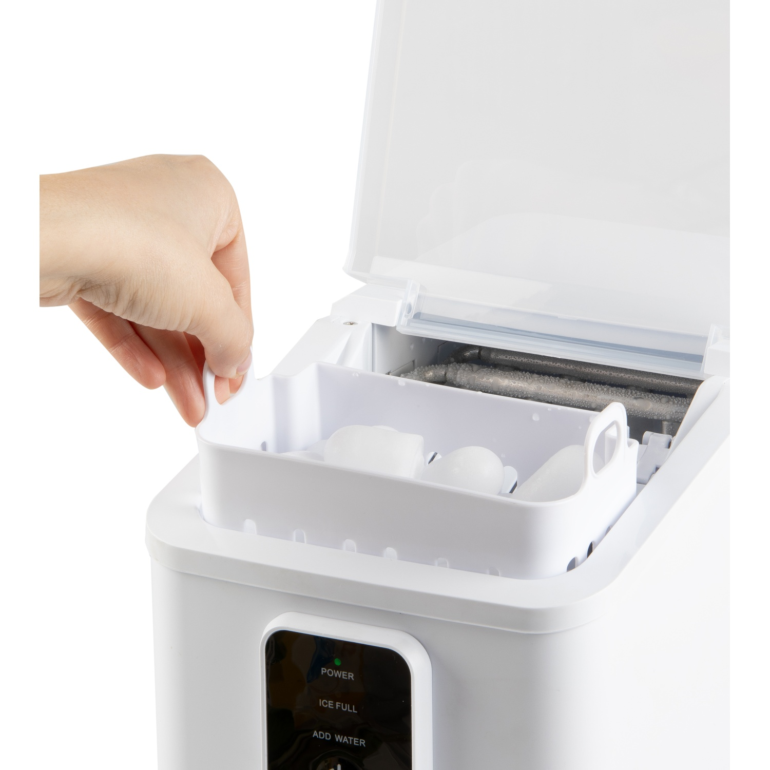 Une main soulève un panier à glaçons blanc d'une machine à glaçons.