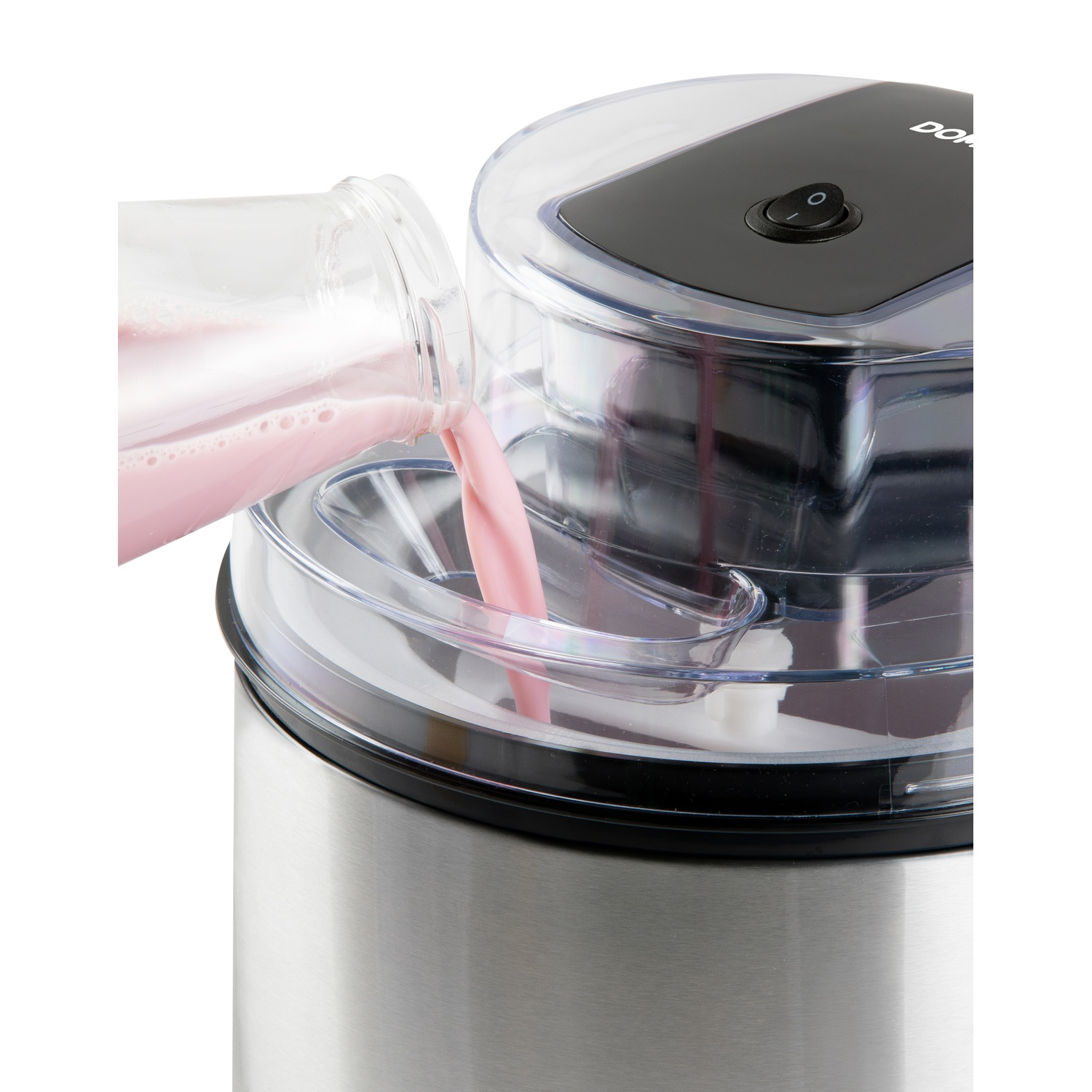 Roze vloeistof wordt uit een glazen fles in een ijsmachine gegoten.