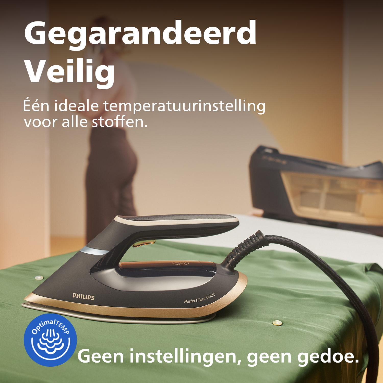 Een zwart en goud Philips strijkijzer rust op groen stof. 'Gegarandeerd Veilig' staat bovenaan.