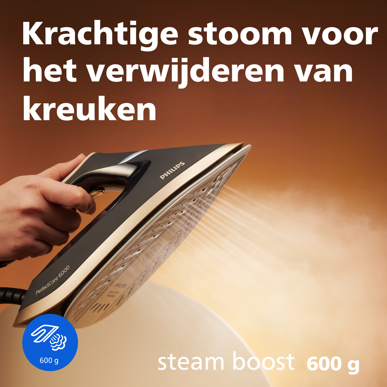 Een hand houdt een strijkijzer vast dat stoom afgeeft. De tekst luidt: "Krachtige stoom voor het verwijderen van kreuken".