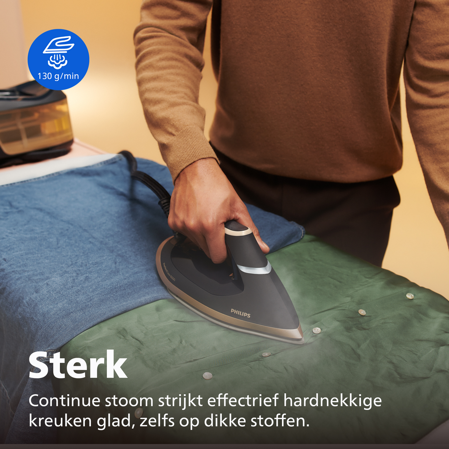 Man strijkt kleding met stoomstrijkijzer dat 130 g/min stoom produceert.