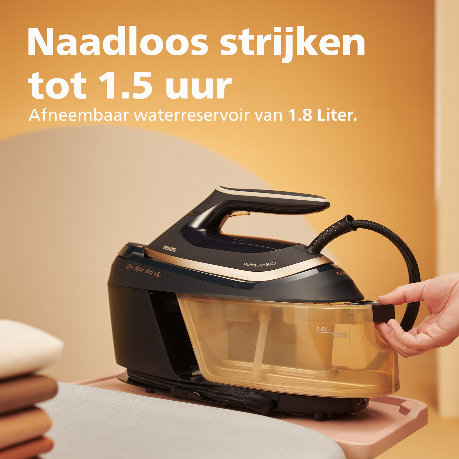 Donker stoomstrijkijzer met gouden accenten en 1,8L waterreservoir.