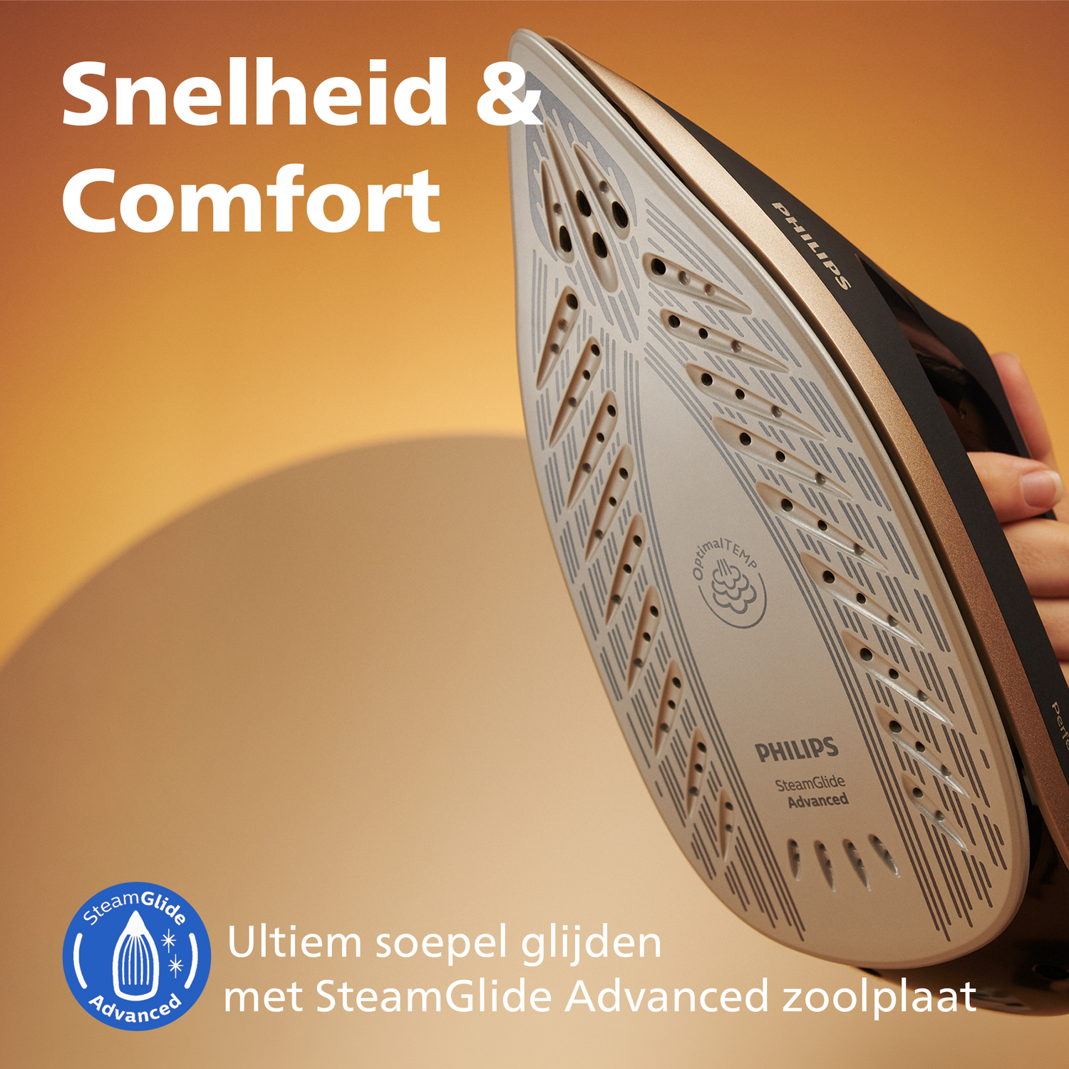 Een hand houdt een Philips strijkijzer met SteamGlide Advanced zool op oranje achtergrond.