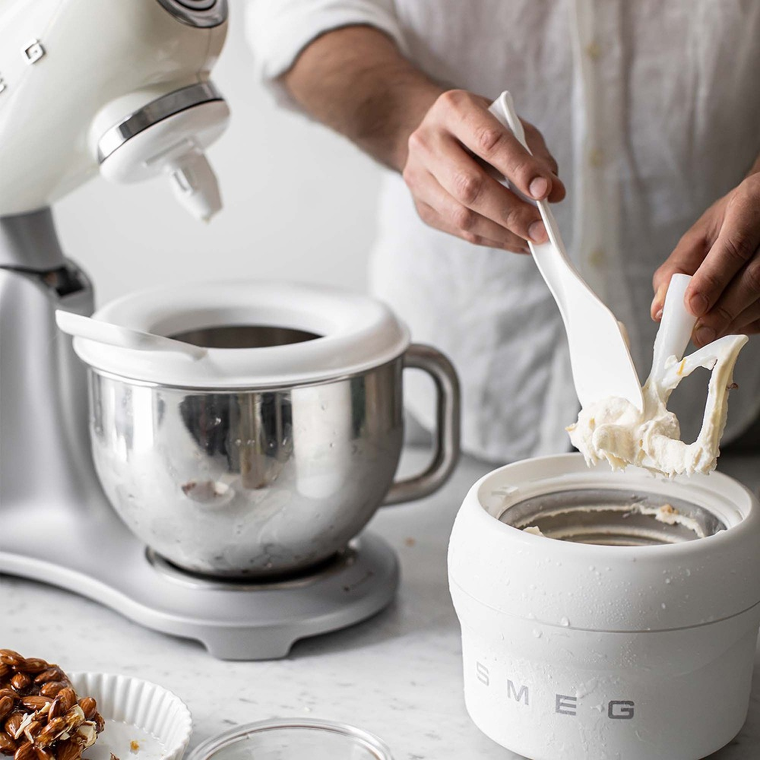 Una persona sta facendo il gelato con un robot da cucina SMEG e una gelatiera.