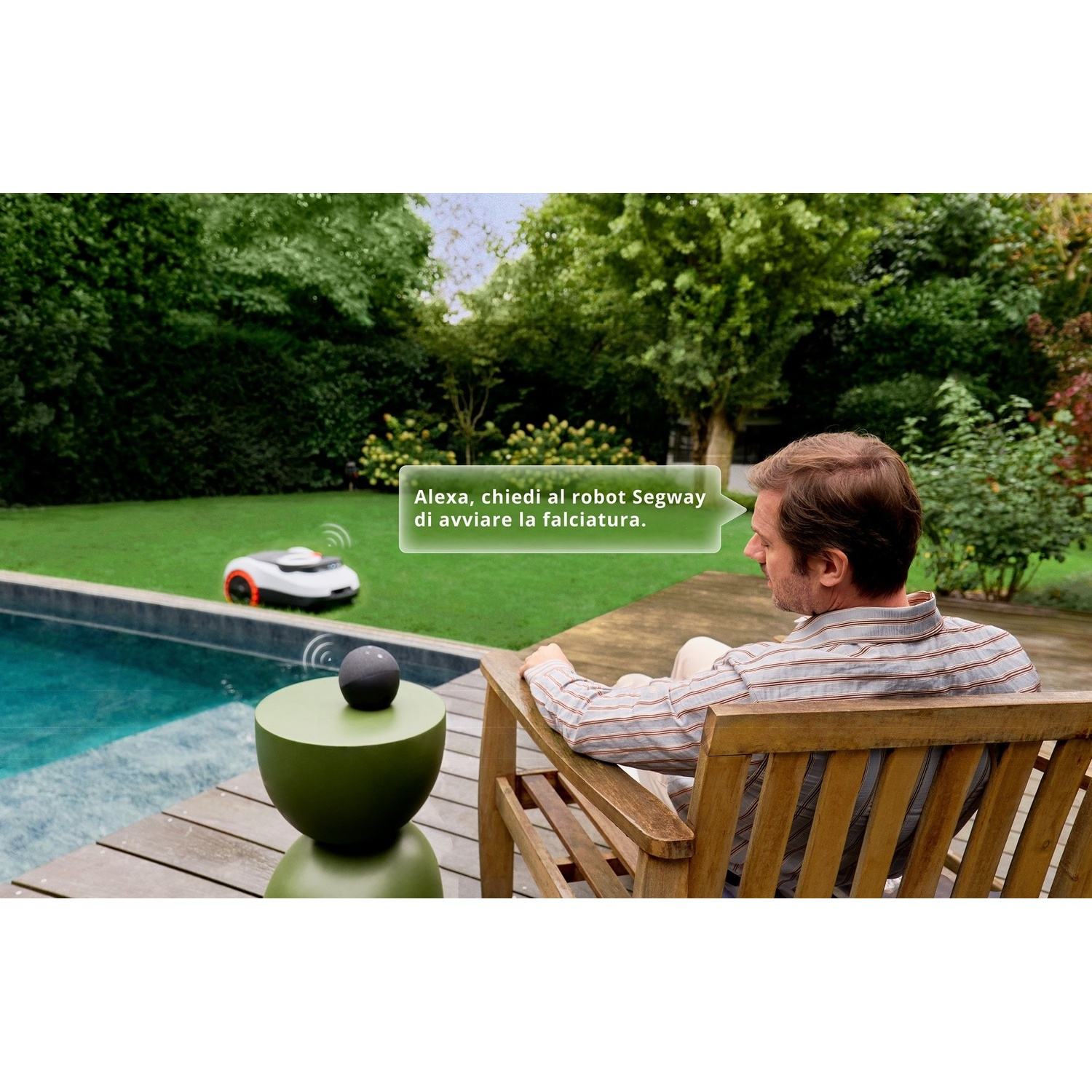Uomo su panchina vicino piscina comanda robot tosaerba via smart speaker.