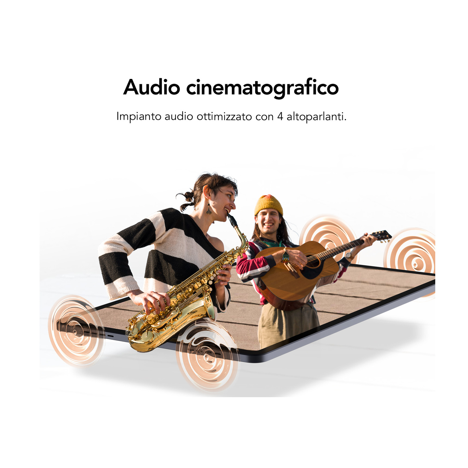 Due musicisti su un tablet: uno suona il sassofono, l'altro la chitarra. Onde sonore li circondano.