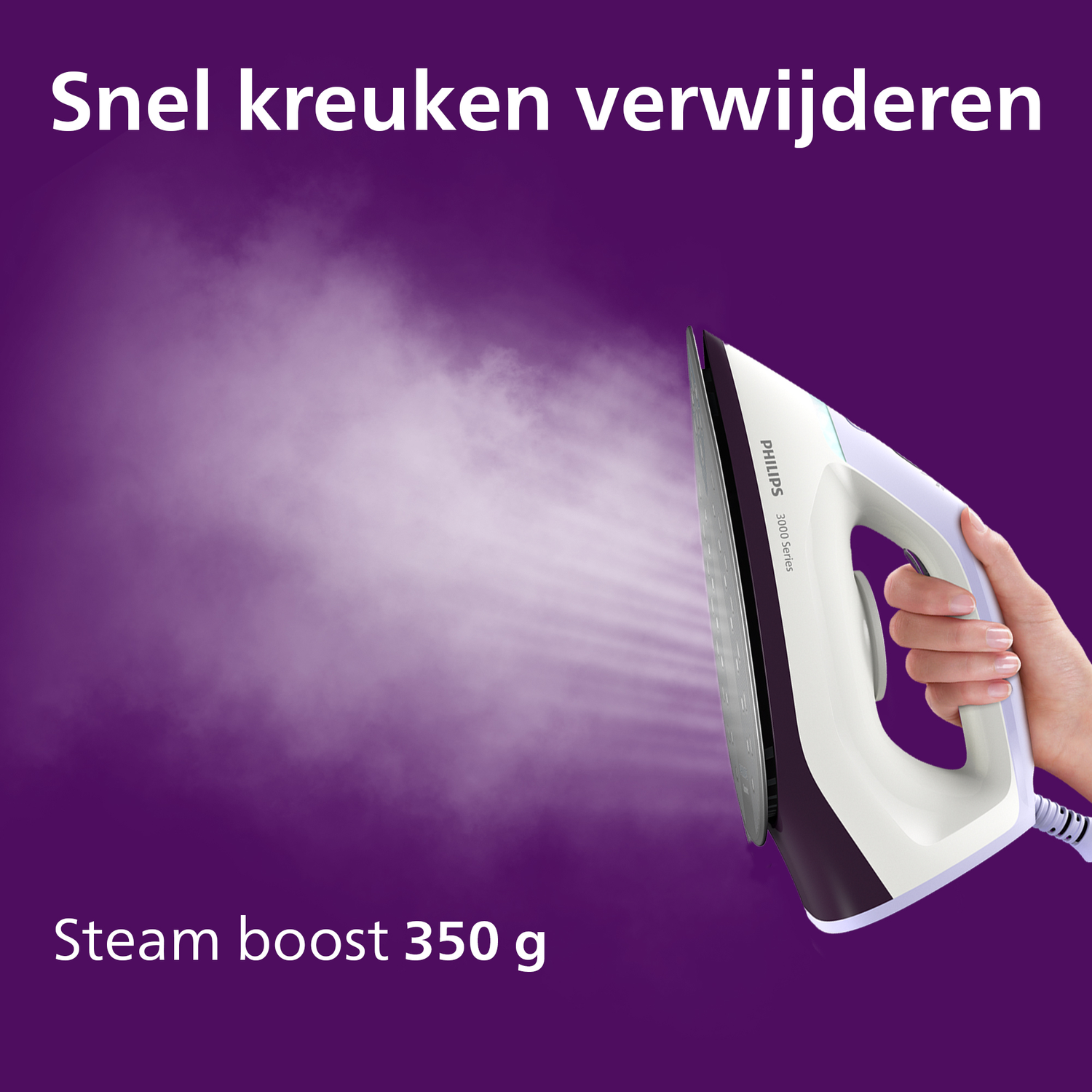 Een hand houdt een strijkijzer vast dat stoom afgeeft. Tekst: „Steam boost 350 g“.