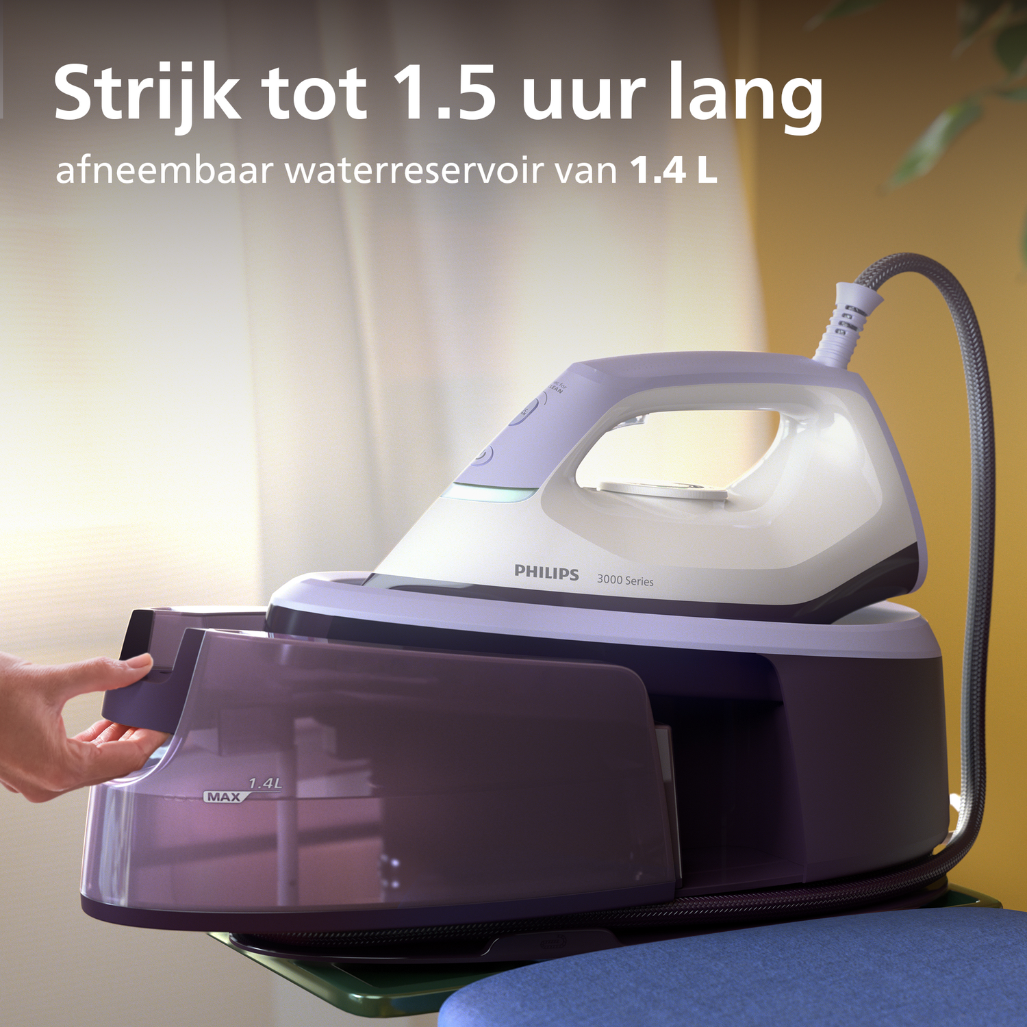 Een Philips stoomstrijkijzer met 1,4L waterreservoir wordt getoond. Een hand verwijdert het reservoir.