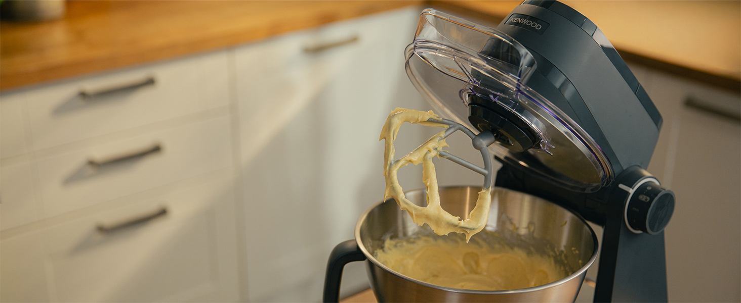 Egy Kenwood konyhai robotgép tésztával és keverőfejjel.