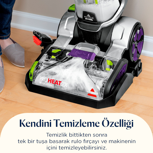Ahşap zeminde, şeffaf haznesi, fırçaları ve mor vurgularıyla halı yıkama makinesi.