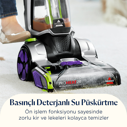 Bissel halı yıkama makinesi basınçlı deterjanlı su püskürtüyor.