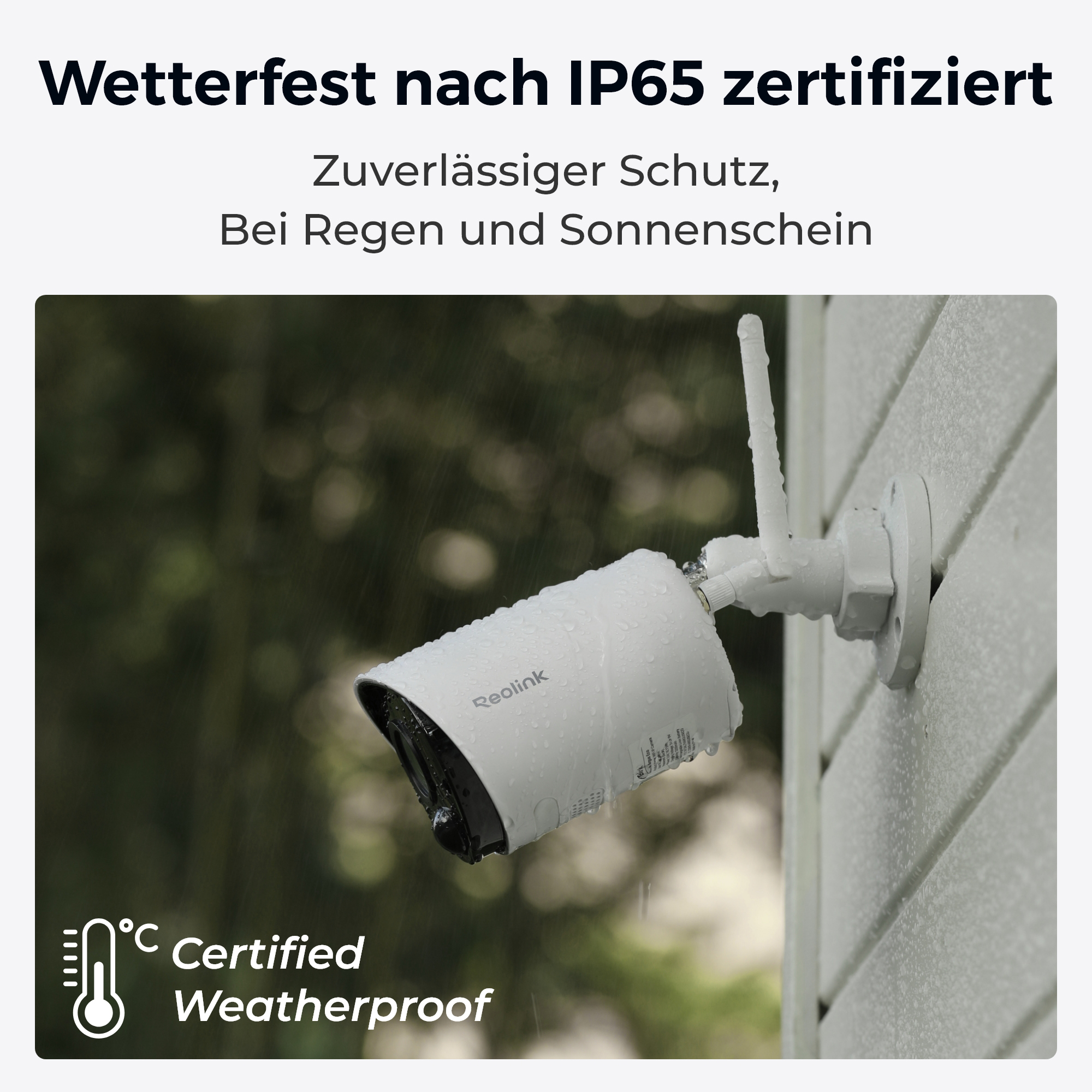 Eine weiße Reolink-Kamera mit Tropfen hängt an einer Hauswand im Regen.