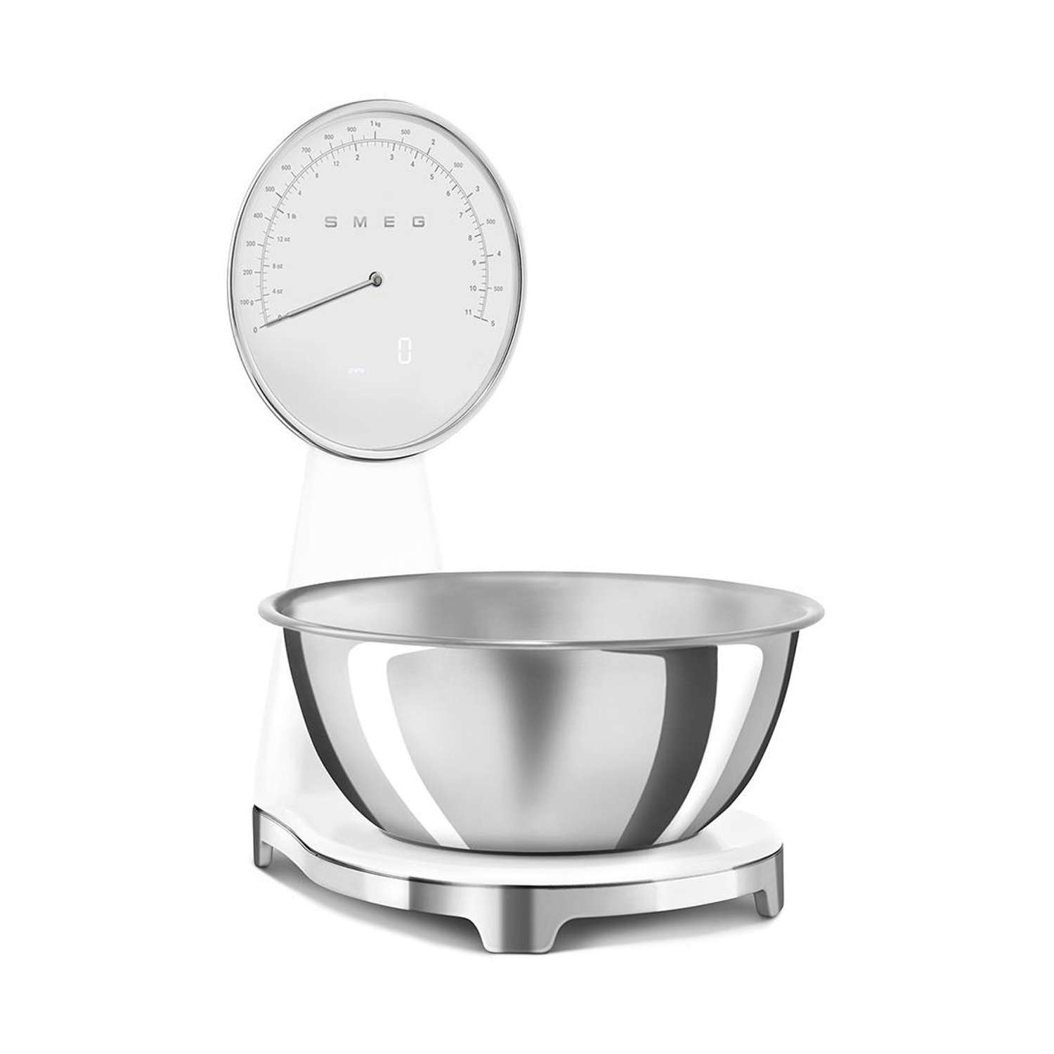 Una bilancia da cucina Smeg bianca con una ciotola d'argento poggia su una superficie bianca.