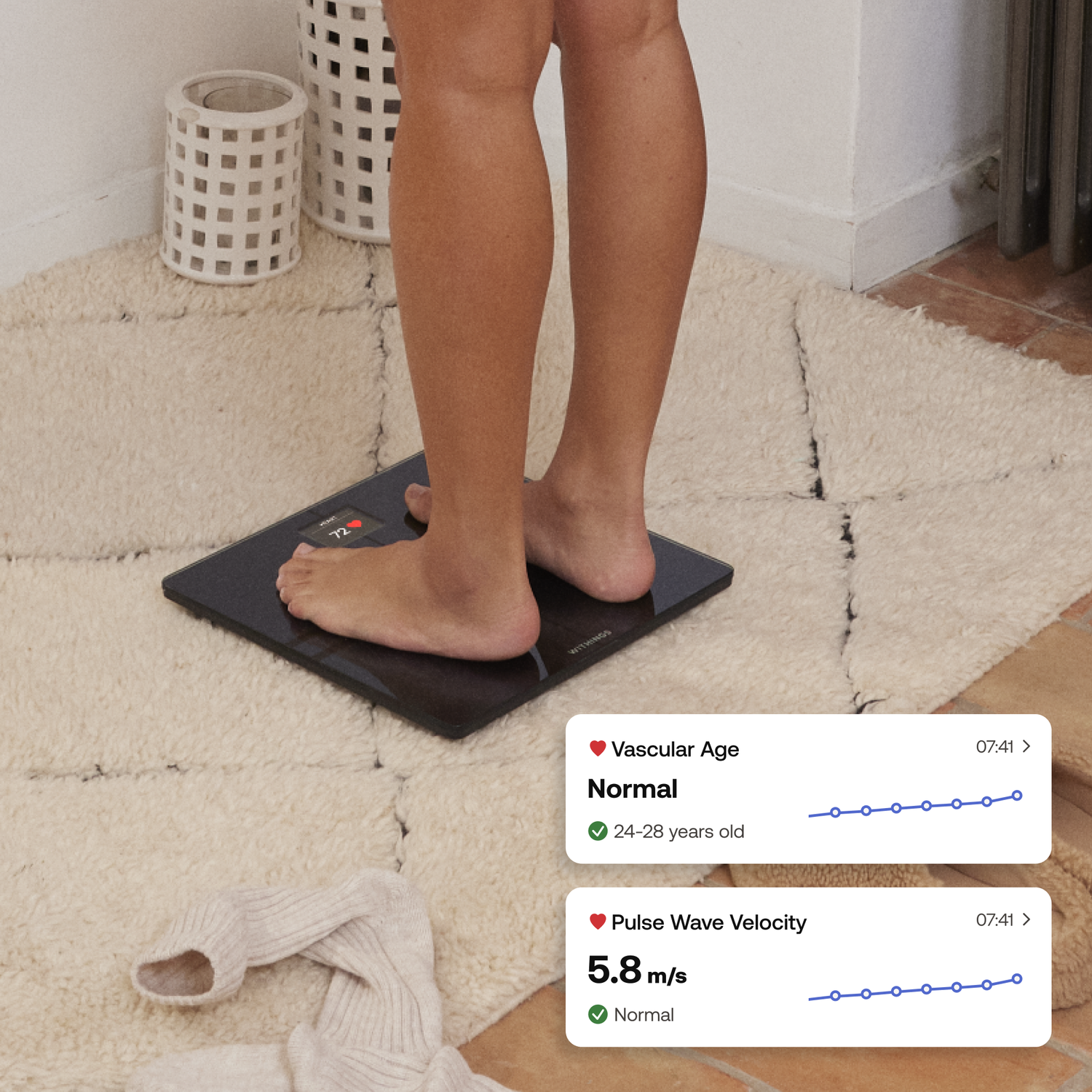 Persoon staat op een weegschaal met gezondheidsgegevens.