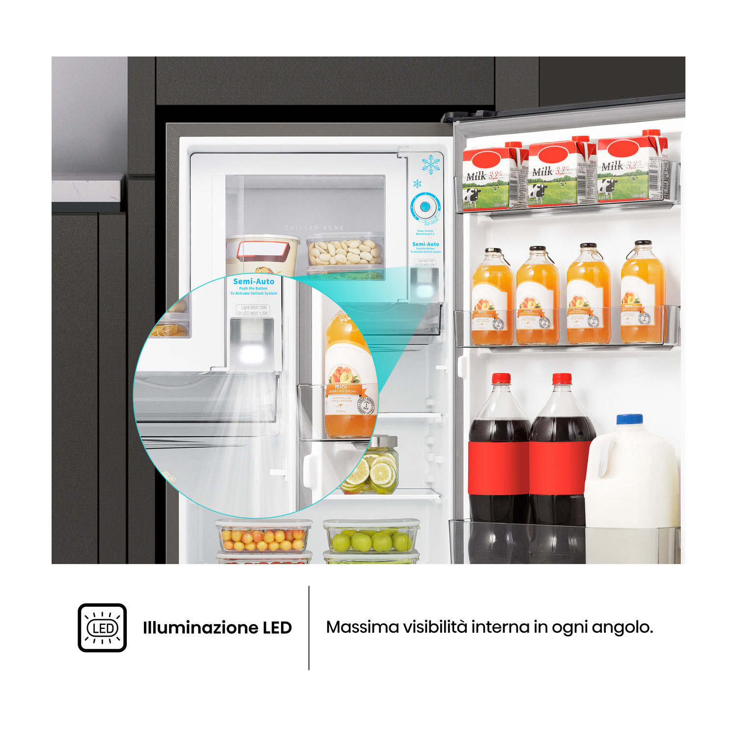Frigorifero aperto con latte, succo, cola e acqua. Illuminazione interna LED.