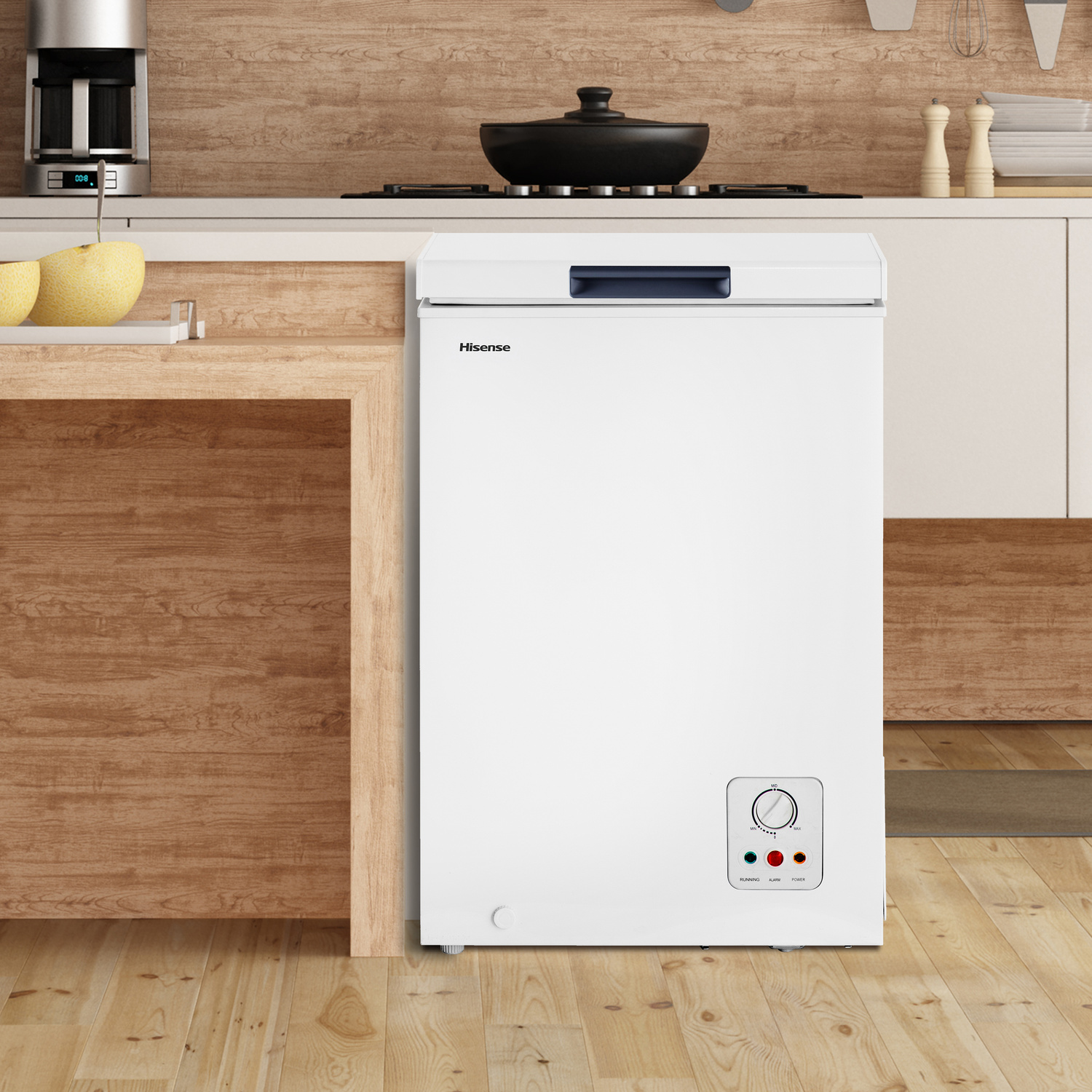 Un congelatore a pozzetto Hisense bianco si trova in una cucina con accenti in legno e pavimenti in legno.