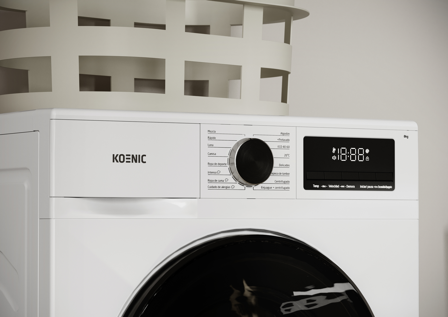 Lavadora blanca con panel de control, dial y pantalla digital. Cesta de ropa blanca encima.