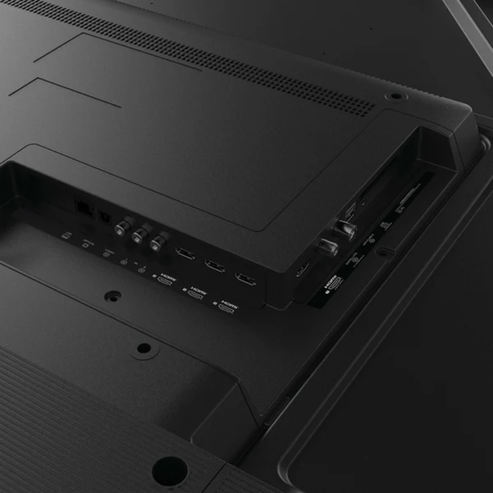 Primer plano de los puertos en la parte trasera de un televisor negro, mostrando HDMI y otras conexiones.