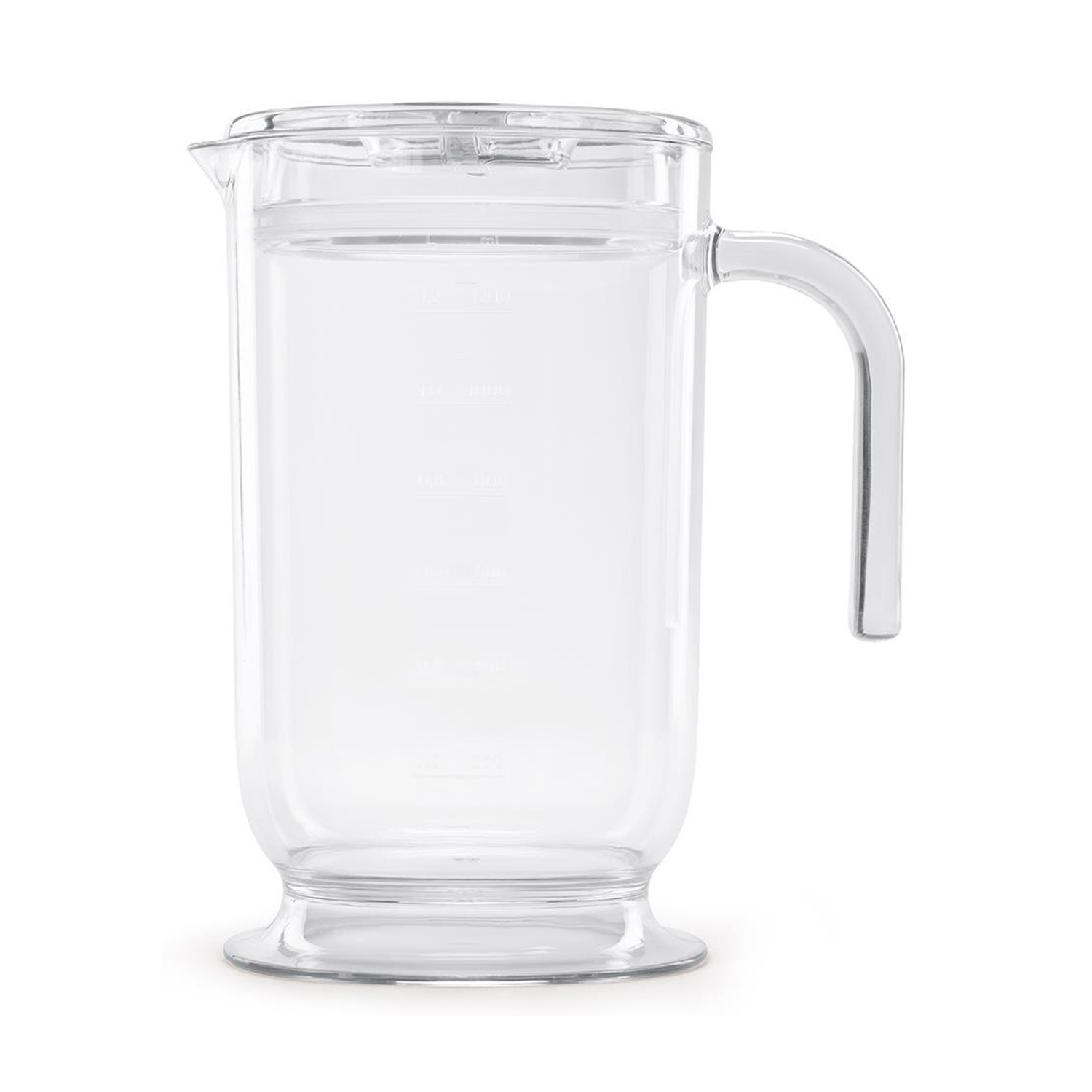 Una caraffa di vetro trasparente con manico e coperchio, piena d'acqua.