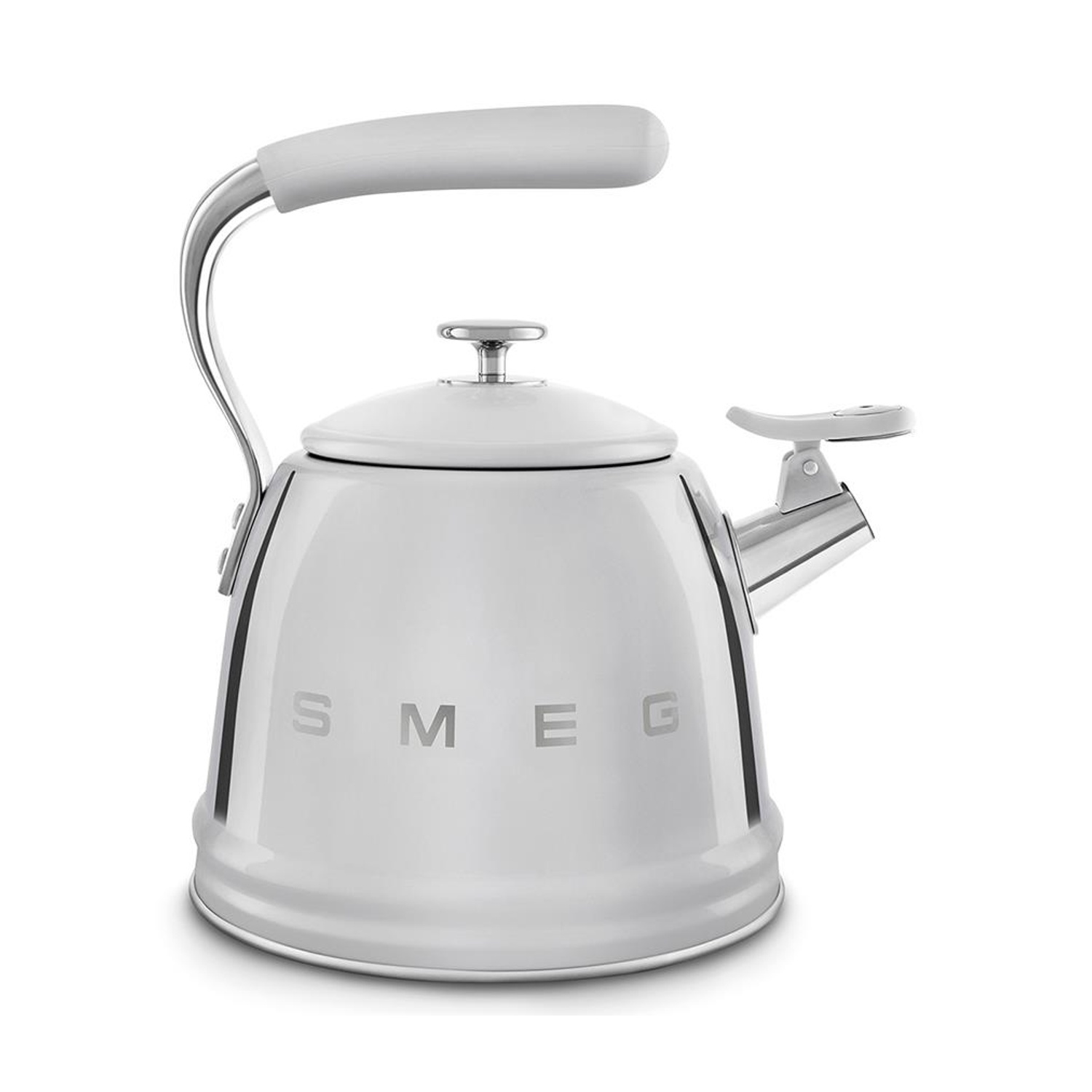 Un bollitore Smeg bianco con manico e coperchio argentati su sfondo bianco.